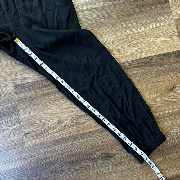 Trina Turk Women’s Satin Joggers Pants Size 4 Black Crop Pockets Athleisure USA - Picture 7 of 8